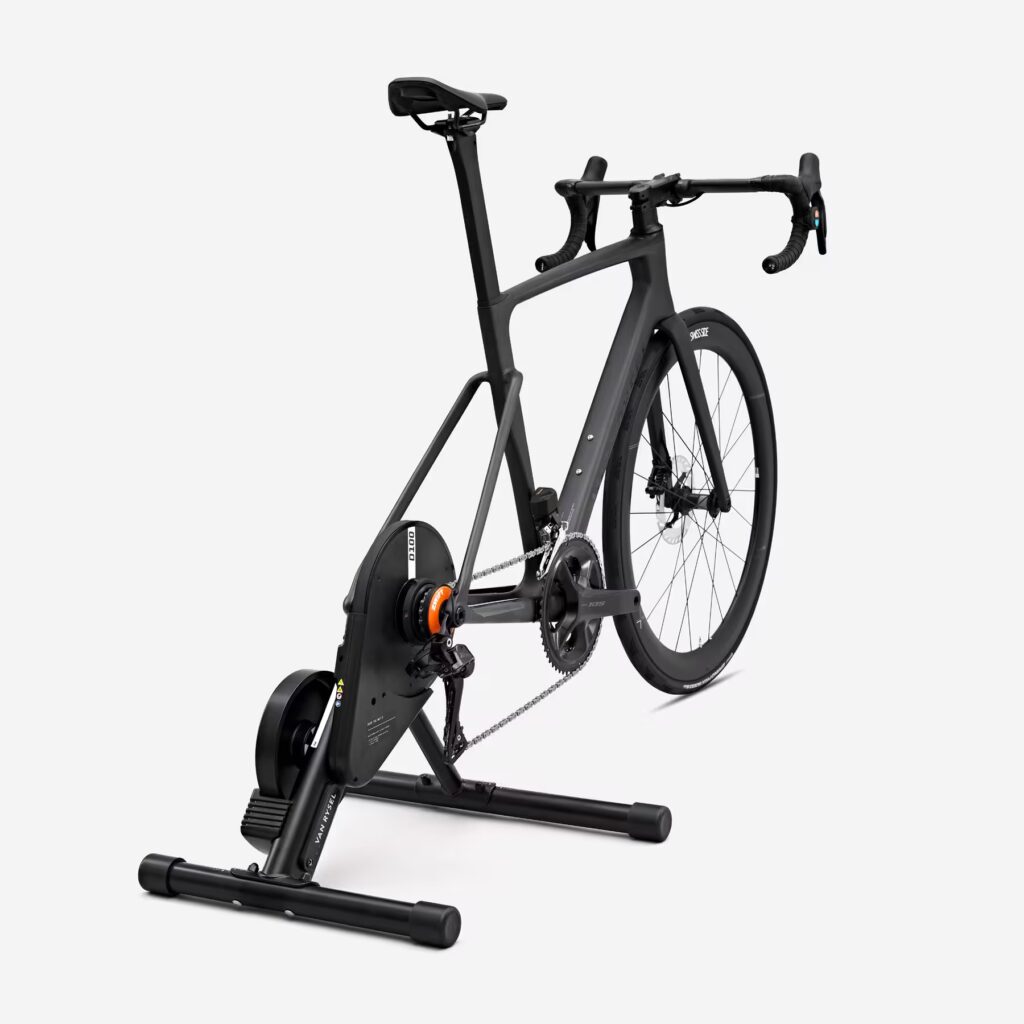 Recenze trenažéru Van Rysel D100